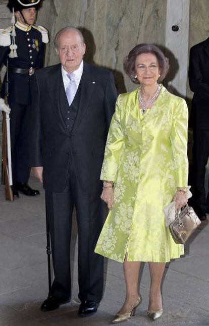 El rey Juan Carlos I y la reina Sofía en el 70 cumpleaños del rey sueco Carlos Gustavo.