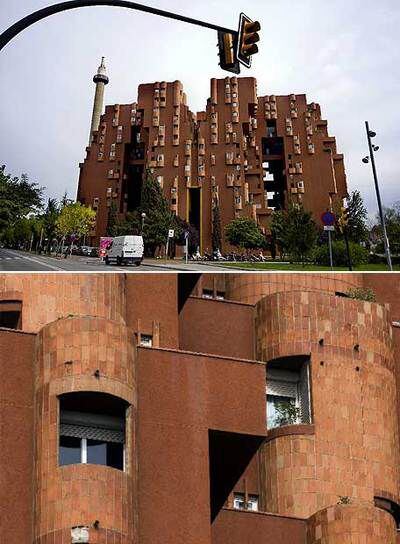 Un aspecto de la fachada del Walden 7. Abajo, detalle de las múltiples baldosas desprendidas de la fachada y que requieren reparación.