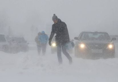 En Kiev, Ucrania, muchos de sus habitantes han optado por hacer provisiones de agua y víveres debido a las fuertes nevadas que dificultan la vida normal.