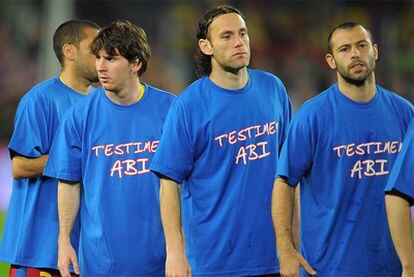 Messi, Milito y Mascherano posan con las camisetas de apoyo a Abidal.