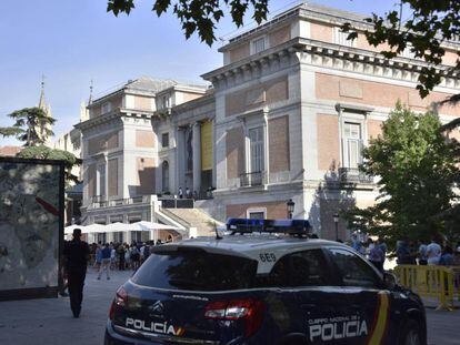 Un cotxe de policia davant del Museu del Prat de Madrid, ahir divendres.