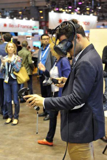 Un visitante del salón Viva Tech prueba unas gafas de realidad virtual.