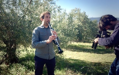 Daniel Broncano toca el clarinete.
