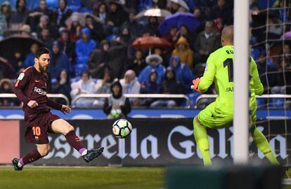 Lionel Messi marca el segundo gol del Barcelona. 