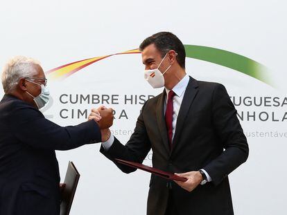 El primer ministro portugués, António Costa, y el presidente del Gobierno, Pedro Sánchez, en la cumbre hispano-lusa celebrada este jueves en Trujillo (Cáceres).