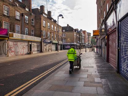 Un barrendero en el mercado vacío de Petticoat Lane de Londres el pasado mayo, en plena primera ola de la pandemia.