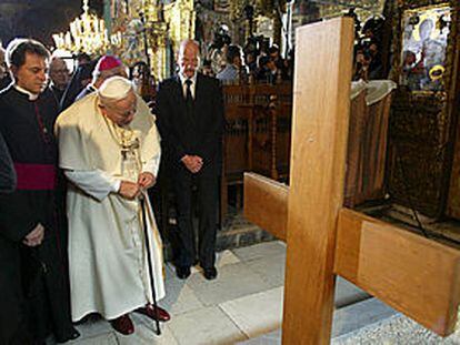 Juan Pablo II y el primer ministro de Bulgaria, el ex rey Simeón, oran ante la tumba de Boris III.