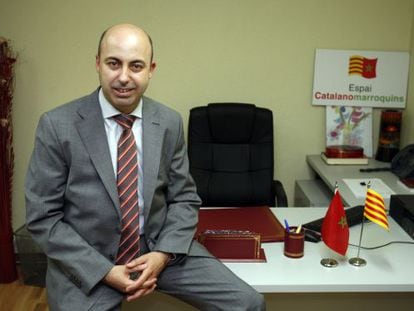 El marroquí Noureddine Ziani, en su despacho de la Fundació Nous Catalans en Santa Coloma de Gramenet ( Barcelona) .