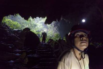 Explorando la cueva de St. Herman, una de las atracciones de la Hummingbird Highway (autopista del colibrí), en Belice.