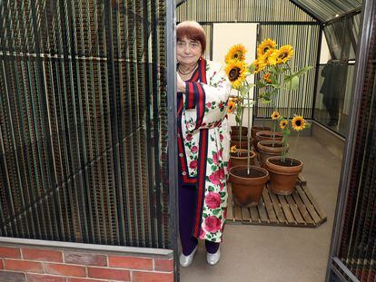 Agnès Varda, en la inauguración de su instalación 'Una cabane de cinéma: la serre du bonheur', en París en abril de 2018,