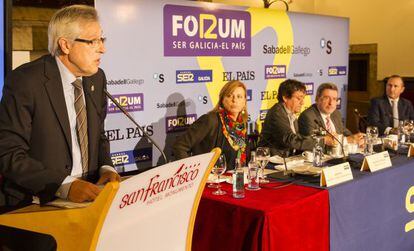 Cadenas, de pie, durante su intervenci&oacute;n, en presencia de representantes de la Cadena SER, El Pa&iacute;s y Banco Sabadell Gallego.