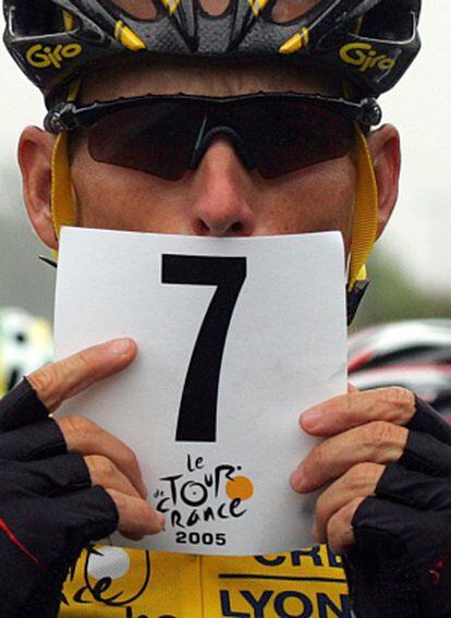 El excorredor muestra un cartel con el numero de Tour ganados.