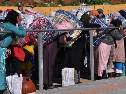 Porteadoras en el paso fronterizo del Tarajal, en Ceuta.