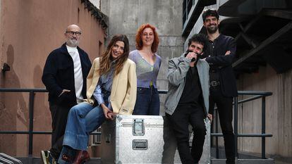 De izquierda a derecha, Javier Cámara, Bárbara Lennie, Nuria Mencía, Pablo Remón y Francesco Carril, este miércoles en el teatro Valle-Inclán de Madrid.
