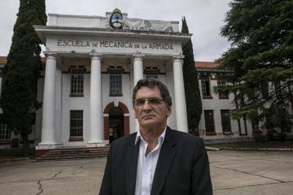 El funcionario frente al edificio insignia del predio convertido en Centro Cultural por Néstor Kirchner en 2004.