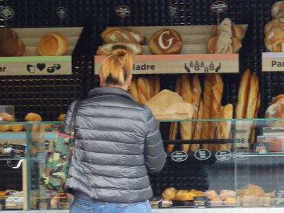 Una mujer compra pan en una panadería. EFE/ Elvira Urquijo A./Archivo