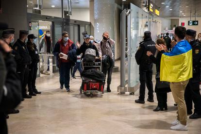 Un grupo de refugiados ucranios llega al aeropuerto de Valencia, este sábado, donde los reciben familias de acogida.