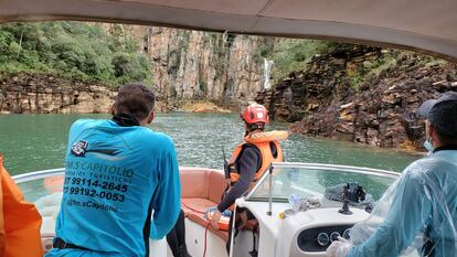 Los bomberos rastrean este sábado el lago en busca de desaparecidos en el despredimiento de una roca gigante.