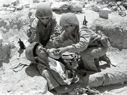 Soldados israel&iacute;es dan de beber a un compa&ntilde;ero en la Guerra de los Seis D&iacute;as, en 1967.