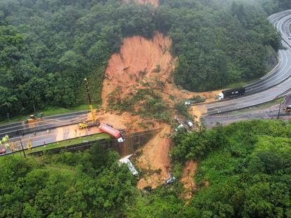 An aerial view shows a landslide in BR-376 federal road after heavy rains in Guaratuba, in Parana state, Brazil, November 29, 2022. Corpo de Bombeiros Militar de Santa Catarina/Handout via REUTERS   ATTENTION EDITORS - THIS IMAGE HAS BEEN SUPPLIED BY A THIRD PARTY. NO RESALES. NO ARCHIVES