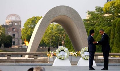 El mandatario estadounidense, que se convirtió en el primero en ejercicio en visitar Hiroshima, participa en una ceremonia en el Parque de la Paz de la ciudad junto al primer ministro nipón, Shinzo Abe.