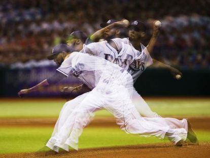 David Price, 'pitcher' de los Tampa Bay Rays, lanzando la bola durante un partido de béisbol de la liga MLB de EE UU.