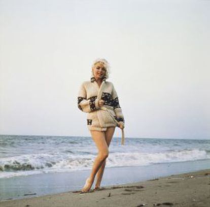La actriz posa en la playa en 1962 como la Venus de Boticelli recién salida del mar