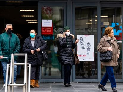 Varias personas con mascarillas salen del hospital de La Paz, en Madrid; el 9 de enero.