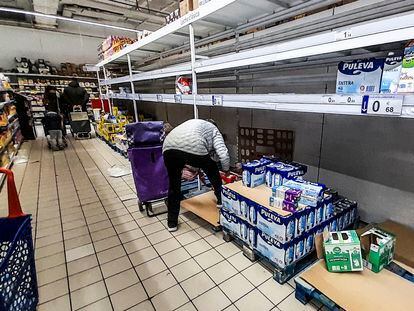 Desabastecimiento de leche en un supermercado en Madrid, este viernes.