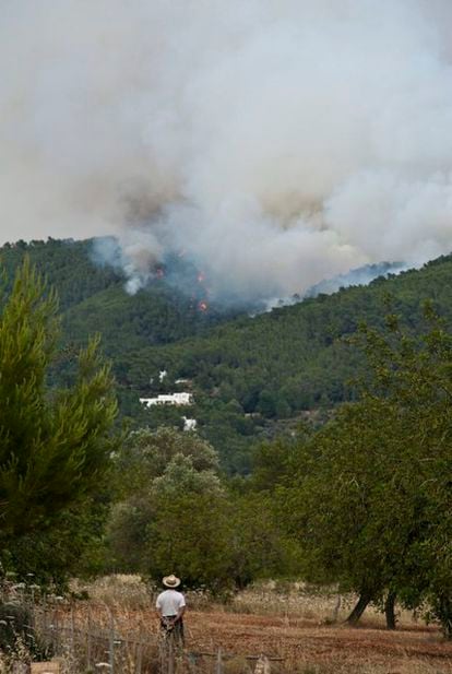 Un hombre observa el incendio de Ibiza en el municipio de Sant Joan de Labritja.