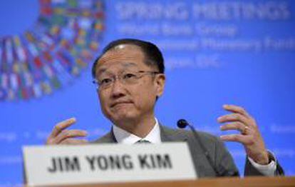 El presidente del Banco Mundial (BM), Jim Yong Kim, da una rueda de prensa en el marco de la reunión de primavera del Fondo Monetario Internacional (FMI) y el Banco Mundial (BM) en Washington.