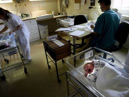 Dos bebés recién nacidos en sus cunas, en una imagen de archivo.