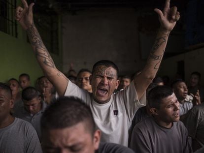 Exmiembros de las pandillas, MS 13 y Barrio 18, participan de un culto general, en el Centro Penitenciario de San Francisco Gotera, en la cabecera departamental de Morazán, a 200 kilómetros de la capital de El Salvador.