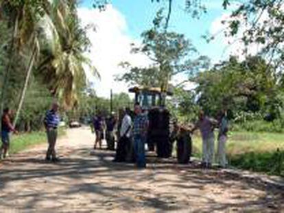 Un grupo de campesinos espera en La Habana (Cuba), para presentar sus solicitudes para recibir en usufructo tierras ociosas del Estado y ponerlas a producir. EFE/Archivo