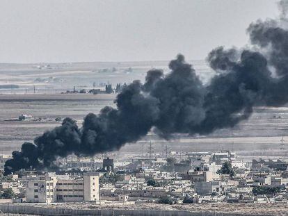 Vista de la ciudad de Ras al Ain, en el norte de Siria, donde este domingo combatían por su control las fuerzas apoyadas por Turquía y las milicias kurdas.