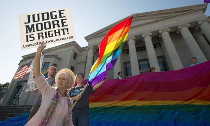 Seguidores y detractores del juez Moore en las puertas del Tribunal Supremo de Alabama