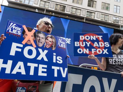 Una protesta contra Fox News pidiendo un boicot de anundiantes, este lunes en Nueva York.