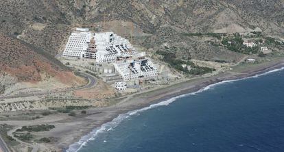El hotel Azata del Sol, cuya construcción está paralizada, en El Algarrobico.