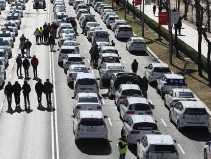 Bloqueo del Paseo de la Castellana durante la huelga de taxistas, el pasado enero.