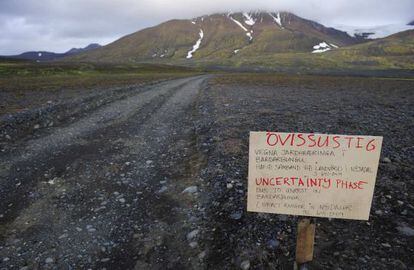 Un cartel de alerta en la carretera al volc&aacute;n island&eacute;s Bardarbunga. 