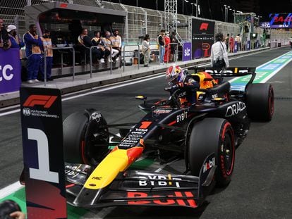 Max Verstappen sale de su coche tras lograr el primer puesto en la clasificación del circuito de Yedda.