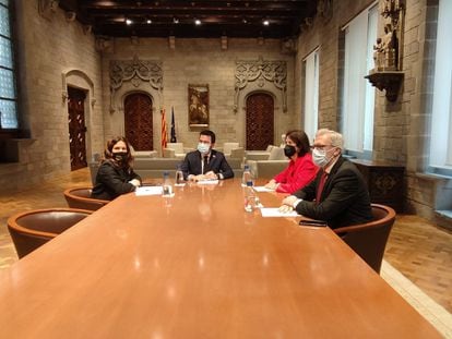 Reunión del presidente de la Generalitat, Pere Aragonès, y la consellera de Presidencia, Laura Vilagrà, con la entonces presidenta de la ANC, Elisenda Paluzie, y el vicepresidente de la entidad, David Fernàndez, el pasado febrero.