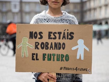 Concentración de personas en la plaza de Maria Pita, en A Coruña, en la huelga contra el cambio climático.