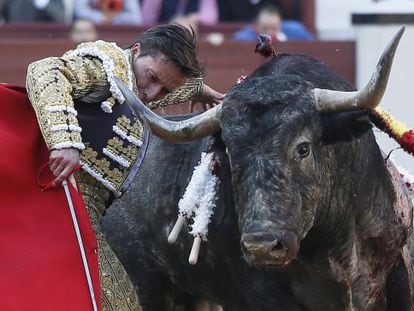 Diego Urdiales en su primer toro, en Las Ventas.