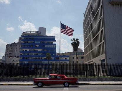 Un coche antiguo, usado para recorridos turísticos, pasa por delante de la embaja de EE UU en La Habana, el 10 de noviembre de 2021.