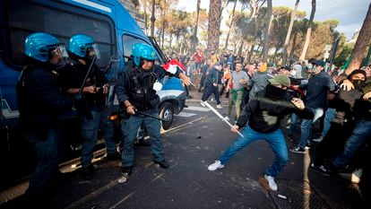 Un grupo de manifestantes se enfrentaba, este sábado, a la Policía en Roma durante la protesta contra la obligatoriedad de presentar el documento que acredita la vacunación