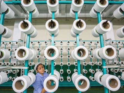 Una trabajadora revisa los equipos de una fábrica de textiles en China el 22 de noviembre de 2018.