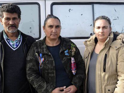 Los padres de Gonzalo Montoya y su mujer Katia tras visitar al preso en Villabona (Asturias).