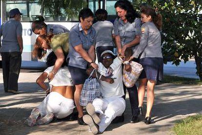 La policía disuelve una protesta en La Habana del grupo de Damas de Blanco que pedía la libertad de los presos políticos, en abril de 2008.