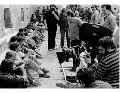 Rodaje en 1981 de 'La fuga de Segovia'. A la derecha, de pie, el director de fotografía Javier Aguirresarobe. En la cámara, el director Imanol Uribe.